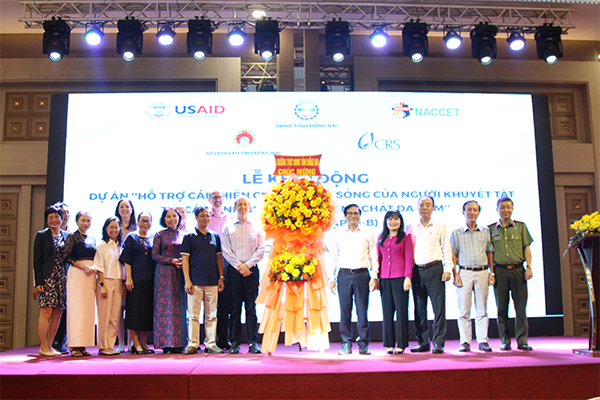 Ảnh 1: Ban điều phối dự án Hòa nhập III-b tỉnh Đồng Nai tặng hoa chúc mừng cho đơn vị quản lý và các đơn vị thực hiện dự án tại địa bàn tỉnh.