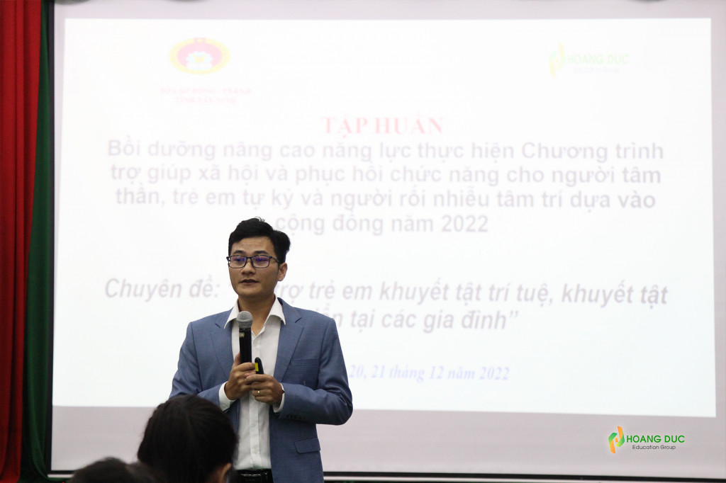 ThS. Nguyễn Công Bình - PGĐ Trung tâm Tâm lý học ứng dụng Hoàng Đức tham gia tập huấn tại Sở LĐTBXH tỉnh Tây Ninh.