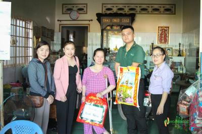 Hoàng Đức trao tặng quà tết cho thân chủ dự án Hòa nhập 3 – Inclusion 3.